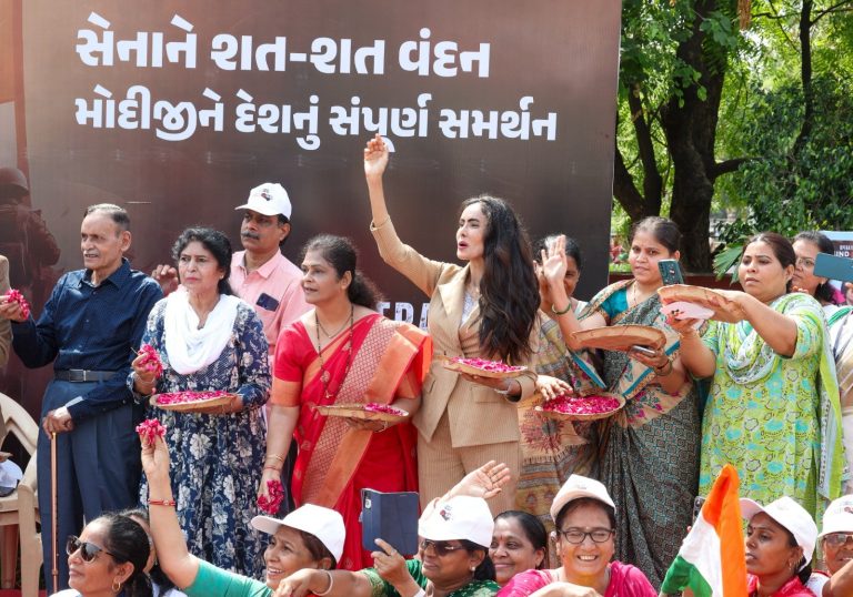 PM Modi Vadodara Road Show: Parents-brothers-sisters… PM Modi's road show in Vadodara, Colonel Sophia Qureshi's family attended, such was the scene