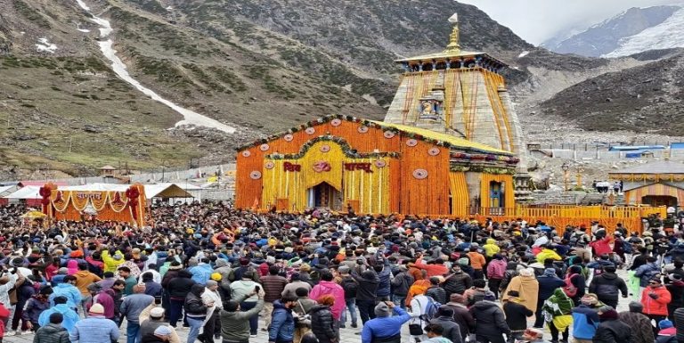 Kedarnath Dham's doors opened, first puja done in the name of PM Modi, temple premises decorated with 108 quintals of flowers