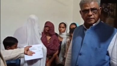 The families of those who lost their lives in the storm received compensation, the minister of Yogi government handed over cheques of Rs 4 lakh each.