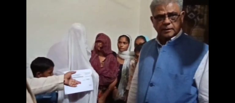 The families of those who lost their lives in the storm received compensation, the minister of Yogi government handed over cheques of Rs 4 lakh each.