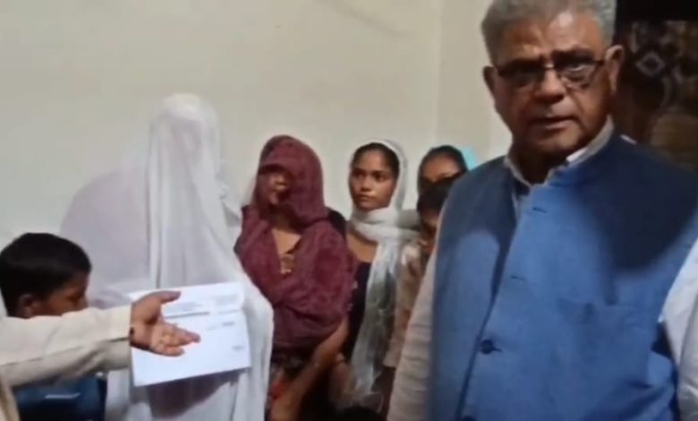 The families of those who lost their lives in the storm received compensation, the minister of Yogi government handed over cheques of Rs 4 lakh each.