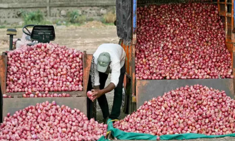 Onion did not sell even at 5 rupees per kg, farmers cried from the field to the market! Onion, which once brought tears to the eyes of the common man, is now in a state of shedding tears itself. In many parts of the country, the price of onion has fallen so much that
