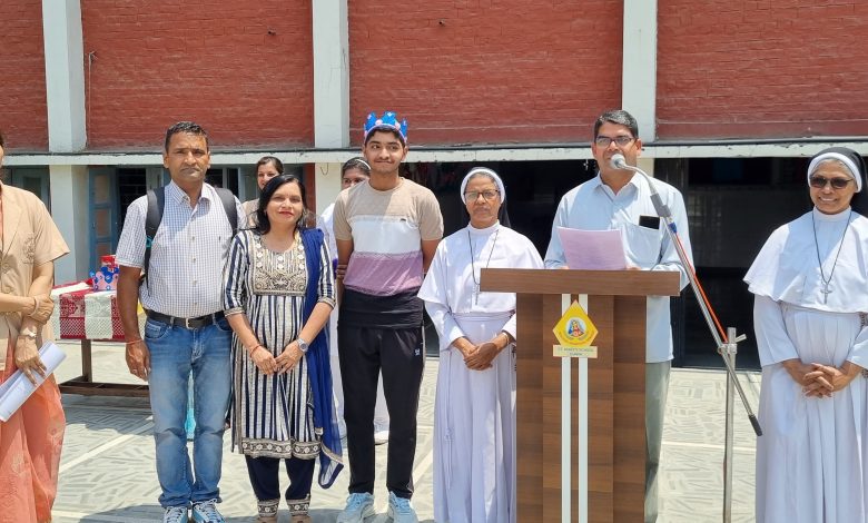 UP Bijnor News: St. Mary's School Bijnor 2024-25-result was 100%, Manager Father Shaju congratulated the toppers