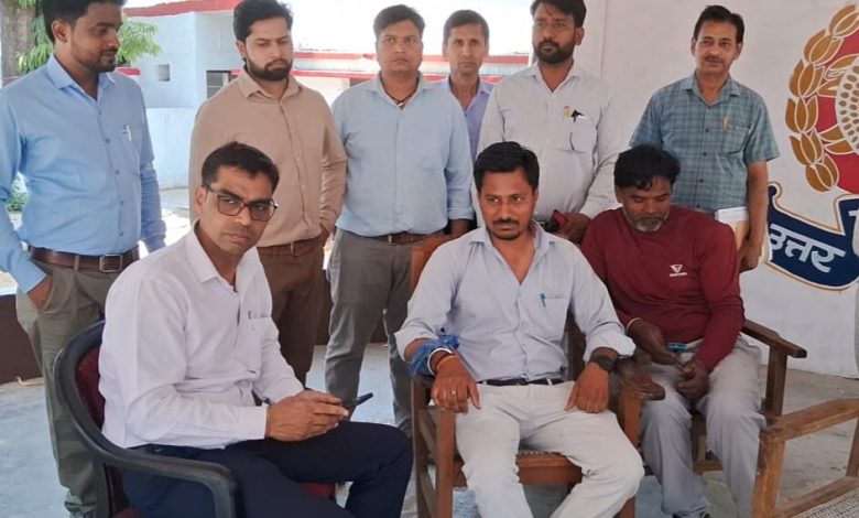 UP Bijnor News: Two employees who went to collect electricity dues in Bijnor were attacked with a knife