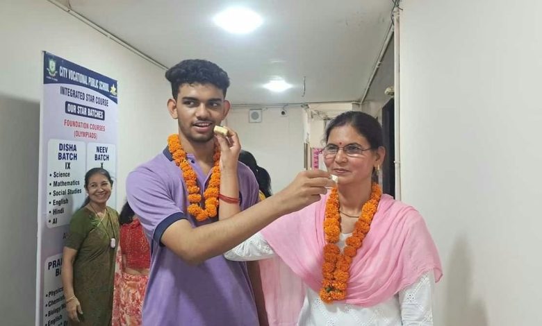 CBSE 12th Class Result 2025: Meerut's Karan Pilaniya hoisted the flag of victory by topping the district in 12th!