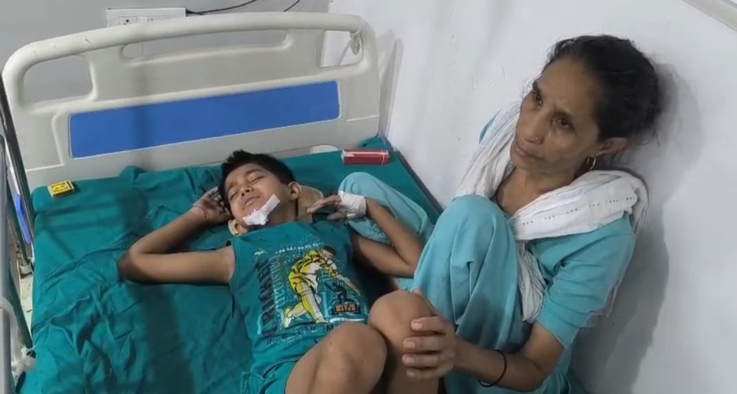 UP Bijnor News: In Bijnor Primary School, a student was being asked to clean the roof, a student fell and got injured