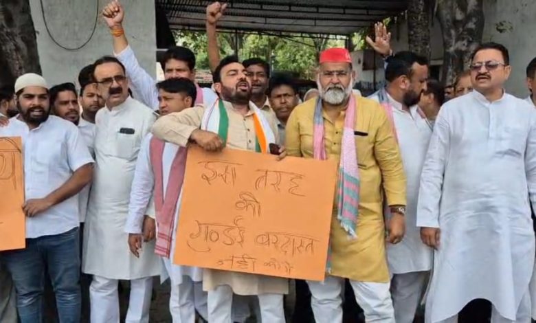 Uttar Pradesh News: Plea for justice! Politics heated up over beating of Muslim youth, strong protest at SSP office