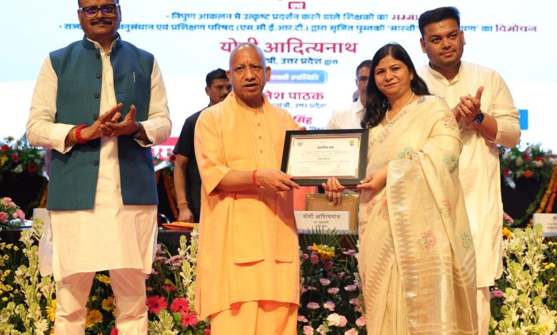 Uttar Pradesh News: CM gave a gift of ₹3300 crore to UP! Smart class, digital library and tablet will change the picture