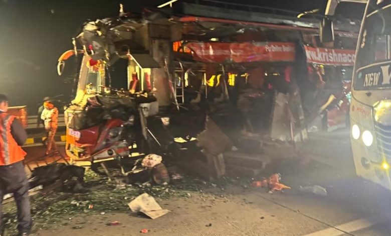 UP Aligarh News: Horrific road accident in Aligarh! A bus full of pilgrims and a truck collided violently, more than a dozen injured