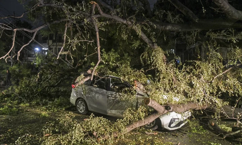 Delhi NCR Thunderstorm: दिल्ली-एनसीआर में गर्मी से राहत बनी आफत, आंधी, ओलावृष्टि और बारिश ने मचाया कहर