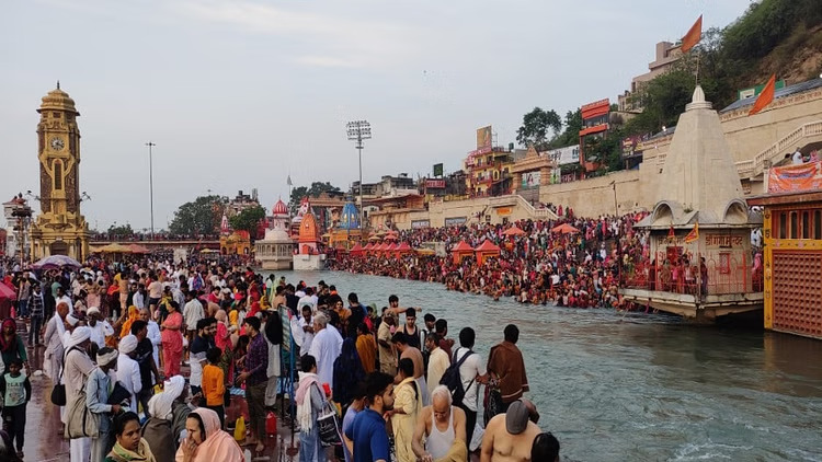 On Buddha Purnima, Haridwar is full of devotion, people gathered in large numbers to take bath in Ganga