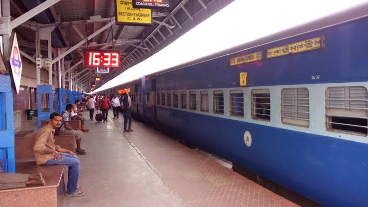 Shridham Express: Engine of Shridham Express failed, passengers' troubles increased in scorching heat