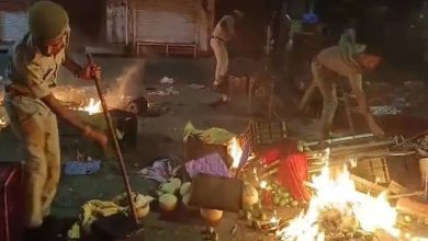Udaipur News: Two groups clashed in front of the temple, waved swords, set the kiosk on fire… heavy police force had to be deployed