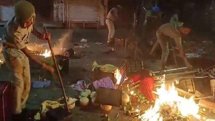 Udaipur News: Two groups clashed in front of the temple, waved swords, set the kiosk on fire… heavy police force had to be deployed