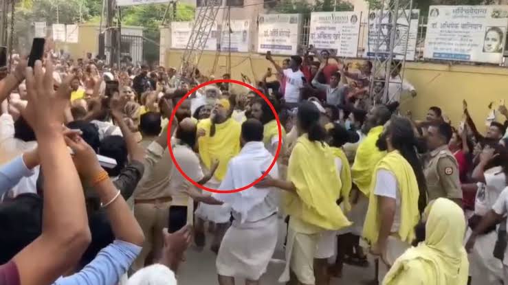 Premanand Ji Maharaj News: Premanand Maharaj narrowly escaped during padyatra in Vrindavan, chaos ensued due to falling of iron structure