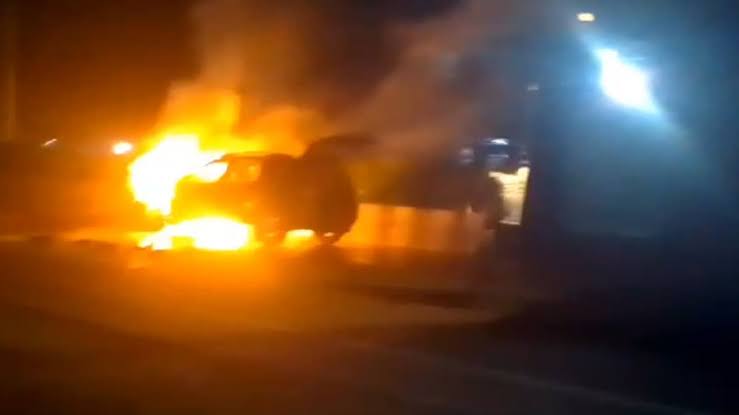 Madhya Pradesh Fire News: A moving vehicle caught fire on Jhansi-Mirzapur highway, 8 in critical condition