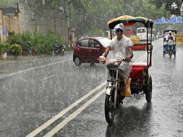 Weather Alert: Rain and lightning caused havoc, heavy rains continue to wreak havoc in many districts even after the death of the youth