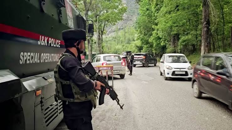 Encounter in J&K Sophian: Encounter in Shopian, Jammu and Kashmir, security forces surrounded terrorists, killed 3