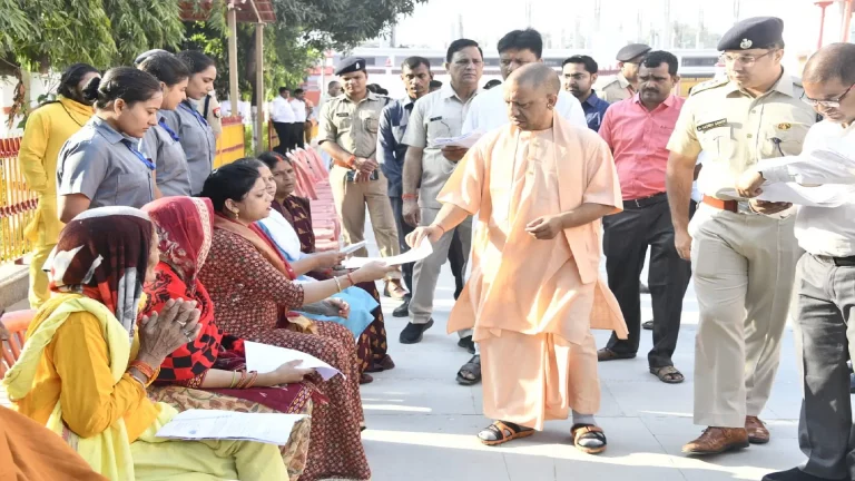 Uttar Pradesh News: CM Yogi's public darbar! Security lapse, officials reprimanded