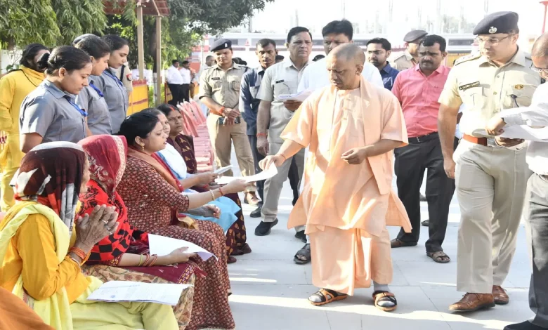 Uttar Pradesh News: CM Yogi's public darbar! Security lapse, officials reprimanded
