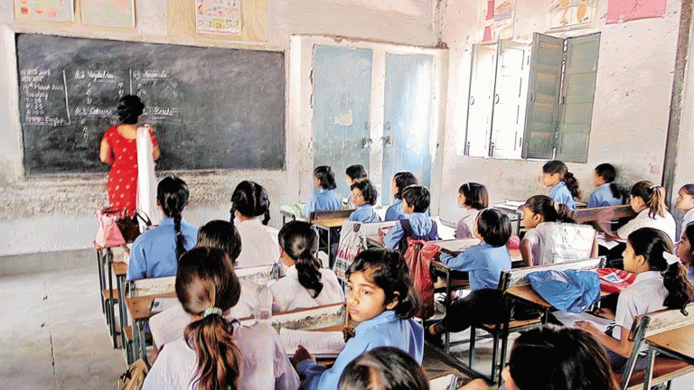 UP Latest News: A bumper gift has come in the lap of four and a half lakh primary teachers of UP, now desired transfer will happen, order issued!