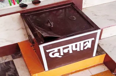 Searched for temple on Google, broke donation box with weapon, thief's plan failed, villagers caught the youth red handed