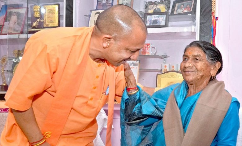 CM yogi On Mother's Day: You will be surprised to hear what CM Yogi said for his mother!