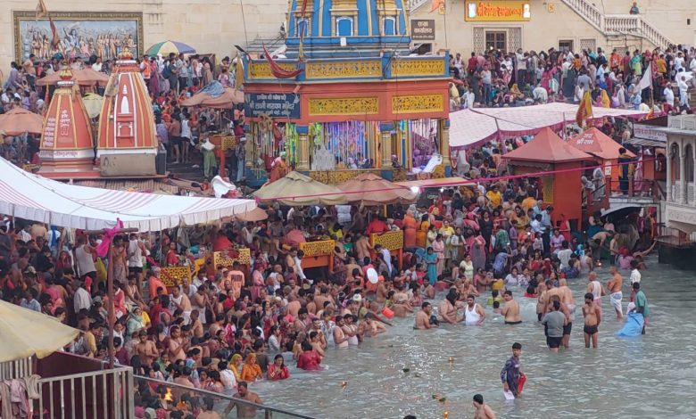 A wave of faith in Haridwar, a huge crowd of devotees gathered at Har ki Pauri