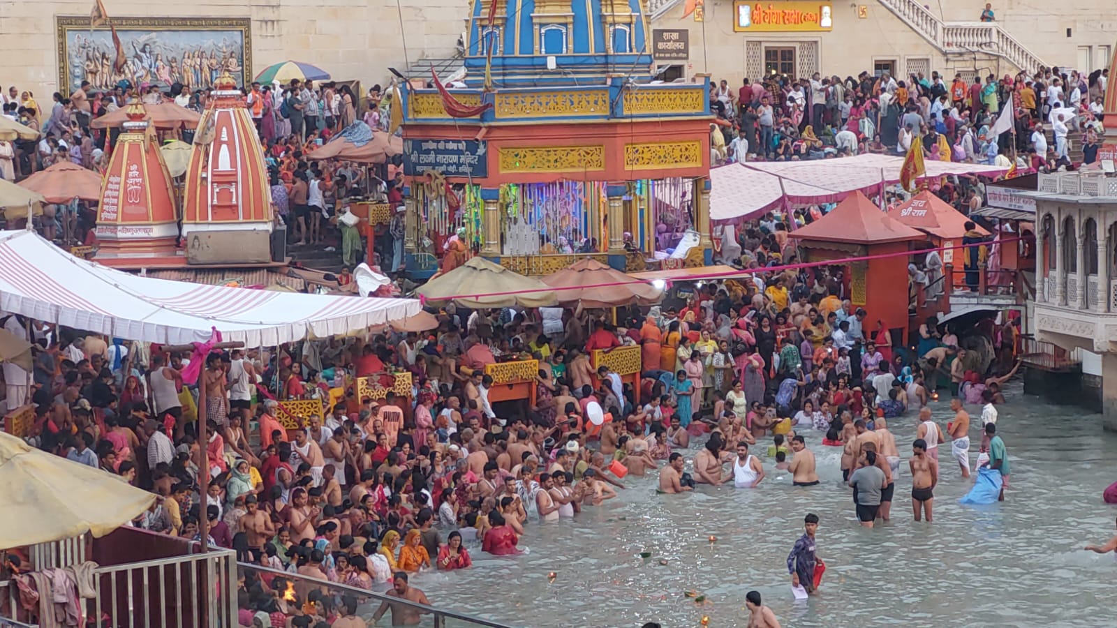 A wave of faith in Haridwar, a huge crowd of devotees gathered at Har ki Pauri