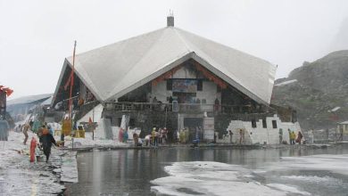 Snowfall in Hemkund Sahib: Hemkund Sahib covered with a sheet of snow, snowfall has been continuing for three days… Pilgrims bathing in the lake in the bitter cold