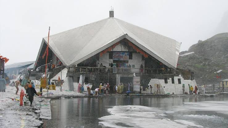 Snowfall in Hemkund Sahib: Hemkund Sahib covered with a sheet of snow, snowfall has been continuing for three days… Pilgrims bathing in the lake in the bitter cold