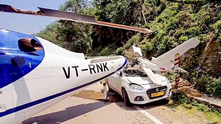 Helicopter Emergency Landing: Emergency landing of helicopter in Rudraprayag, damage to car parked on the highway, helicopter was going to Kedarnath