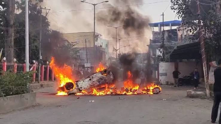 Manipur News Update: Tension, violence and arson again in Manipur, protesters poured petrol on themselves