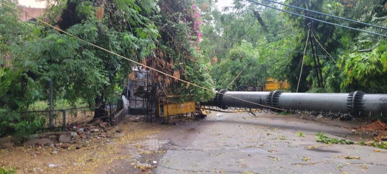 Mobile Tower Collapsed: 100 feet high mobile tower collapsed in Safdarjung Enclave, Delhi, major accident averted