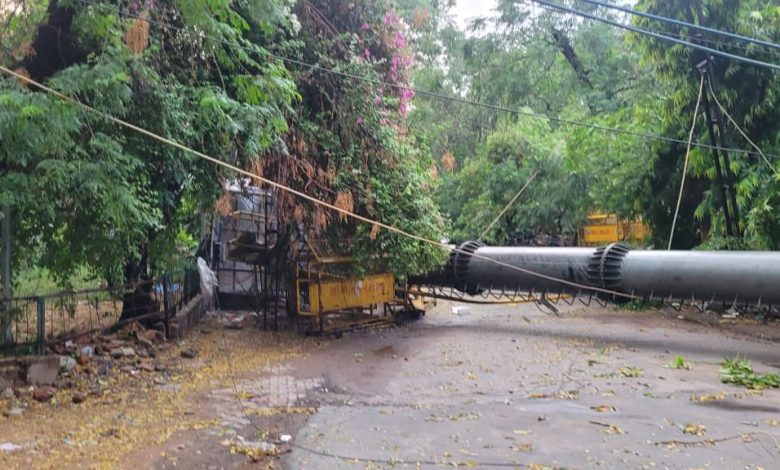 Mobile Tower Collapsed: 100 feet high mobile tower collapsed in Safdarjung Enclave, Delhi, major accident averted