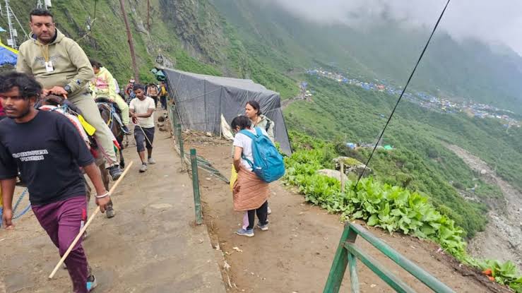 Kedarnath Yatra Accident: Vehicle of people going on Kedarnath Yatra fell into a ditch, two dead…3 injured, search for one continues