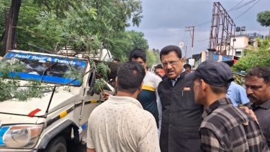 Heavy rain became fatal in Dehradun, one died and one injured due to falling of tree in front of FRI