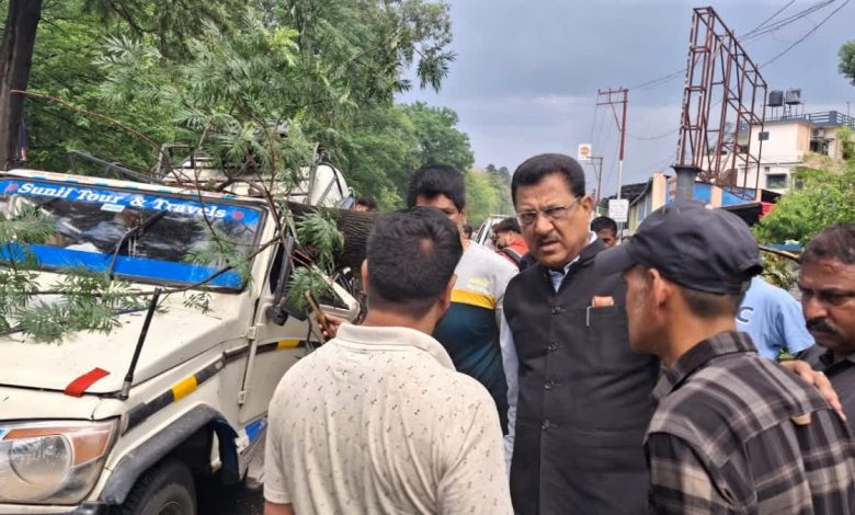 Heavy rain became fatal in Dehradun, one died and one injured due to falling of tree in front of FRI