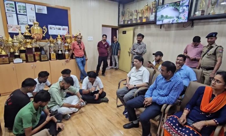 ABVP protested after liquor bottles were found, allegations and counter-allegations between the principal and students