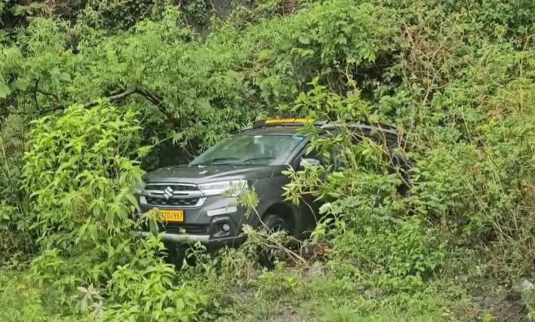 Major accident averted in Mussoorie, car falls into ditch on Rajpur trek route, 6 tourists narrowly escape