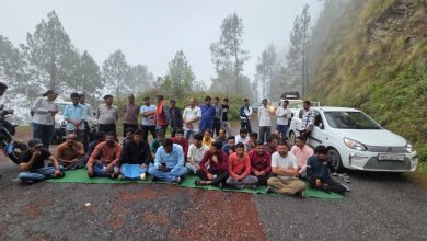 The dilapidated road of the martyr's village exposed the lack of development, villagers staged a protest