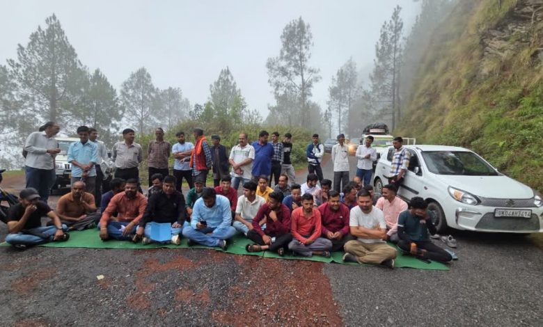 The dilapidated road of the martyr's village exposed the lack of development, villagers staged a protest