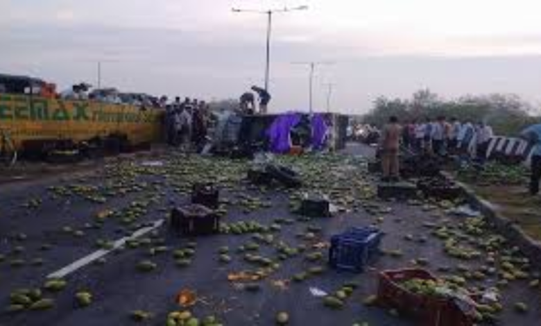 UP Accident News: Mango carrying vehicle ran like death, bodies scattered on Shahdara flyover, chaos due to death of 4 people!