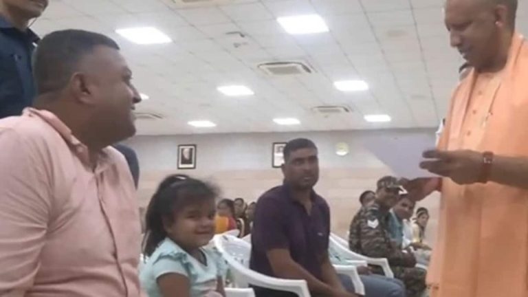 6858ed13a9577-girl-demanded-school-admission-in-cm-yogi-janta-darbar-235837809-16x9