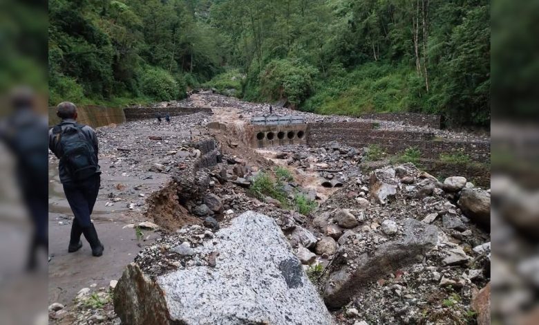 Sikkim Rescue Operation: Rain and landslide wreaked havoc in Sikkim, 1500 tourists stranded, search for 8 tourists was also stopped