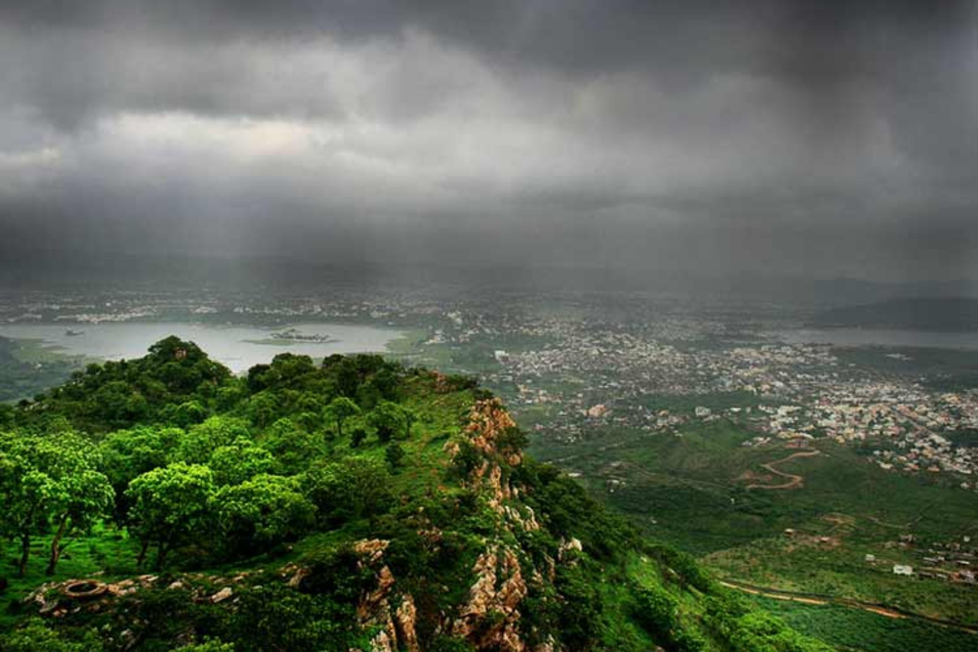 Monsoon in Rajasthan: Monsoon knocks before time in Rajasthan, heavy rain in 13 districts on the very first day, administration on alert mode