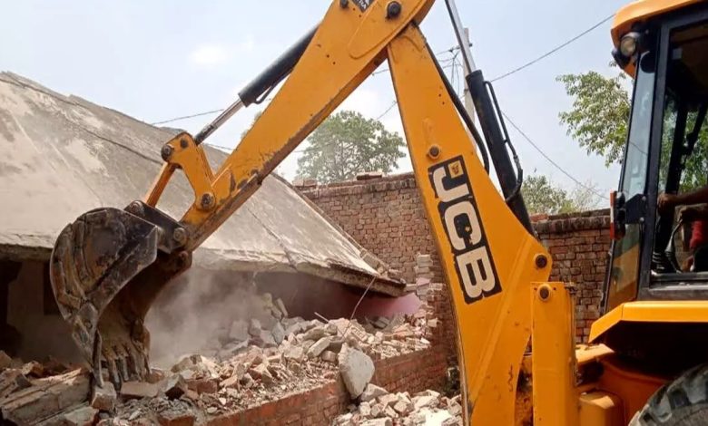 Bulldozer Action: फरीदकोट में नशा तस्करों के अवैध निर्माण पर चला पीला पंजा, करोड़ों की संपत्ति जब्त