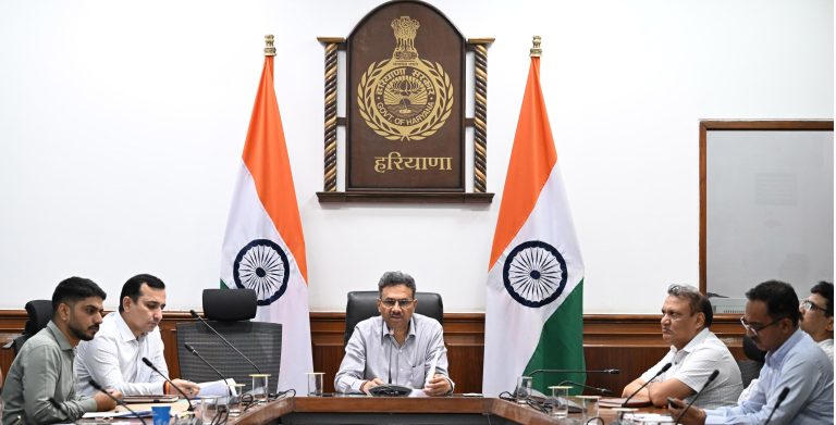 Haryana News: जन्मदिन पर मुख्य सचिव अनुराग रस्तोगी को CM सैनी का खास उपहार
