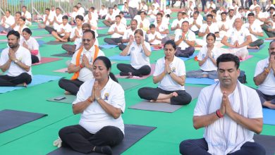 International Yoga Day: Chief Minister Rekha Gupta practiced yoga on the banks of Yamuna, a large number of people participated