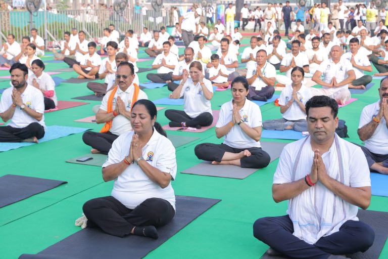 International Yoga Day: Chief Minister Rekha Gupta practiced yoga on the banks of Yamuna, a large number of people participated